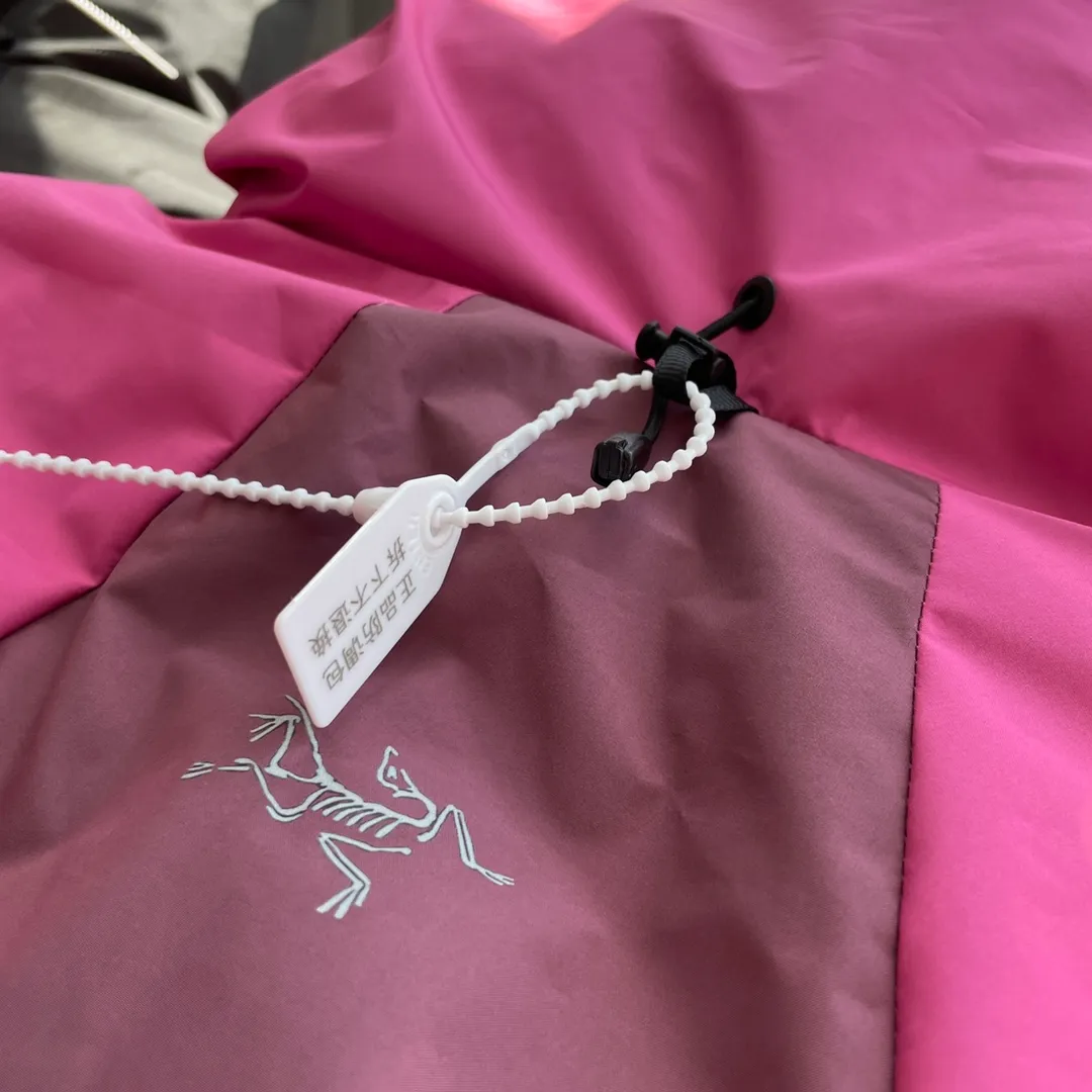 【 Quality 90 Rebound】 In Stock YB Arcteryx System_A 4.0【 】Series KOBAH PARKA logo Same Style / / Same Style “ ” ， JILSANDER ， Series ， ， ， ！ “ ” ！ 【 】Series System ！ ！ ！ “ ” ✅【 】Series : ， ，Classic ， ， ！ ① : ！！Pink ， ， ， ！ ！ ② : Gray ， Gray ，Classic ！ ✅ : 2L 40D GORE-TEX ， : Coreloft Polartec Power Air Series ， Breathable ！ ✅ : Series ， ！ ， ！ ✅ : System Series Gortex TEX ！ : ， ， ！ ！ ✅ : Series YKK 5VST，YKK ！ 。 : ！ 2K ！！ ✅ : FP ！ g！ ！！ ！！ “ ” ！ ✅ : OS ， ！ ！ ！！ : : / Gray Size: XS/S M L XL/XL(OS ） XS 67 46 114 S 69 48 118 M 71 50 122 L 73 52 126 XL 75 54 130 XXL 77 56 134 : XS:150-160cm 80-100 S:160-170cm 100-130 M:165-175cm 120-140 L:170-180cm 140-160 XL:175-185cm 160-180 XXL:180-190cm 180
